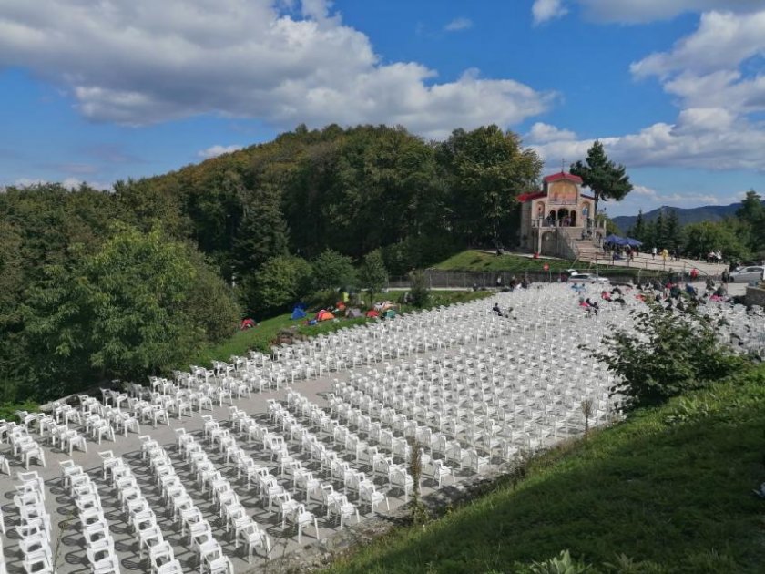 Хиляди вярващи се събират на Кръстова гора (Снимки)