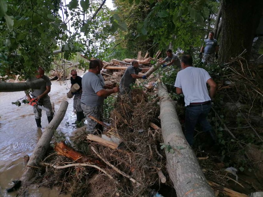 Доброволци продължават да разчистват наводнените карловски села