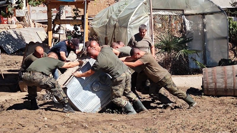 армията помага поне месец наводнените карловски села