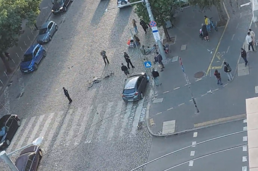 Млада шофьорка с джип блъсна велосипедисти на пешеходна пътека в