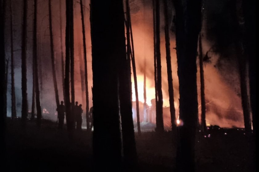 Пожар гори в парк Тюлбе в Казанлък.Запалила се е постройка