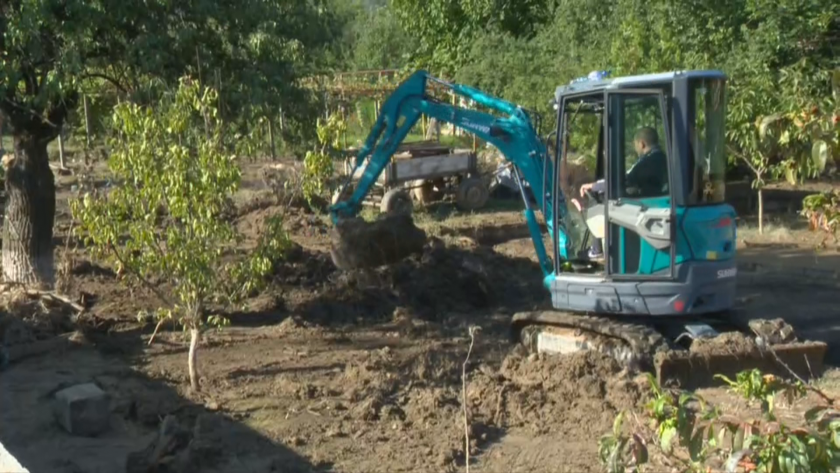 Продължава почистването на засегнатите села в Карловско. Стотици доброволци и