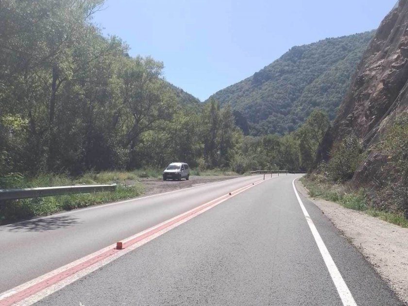 11 ограничителни колчета са изрязани в участъка от път I-1