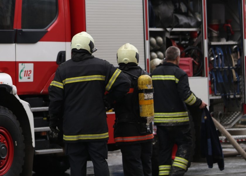 пожарникари спасиха две годишни деца село бенковски