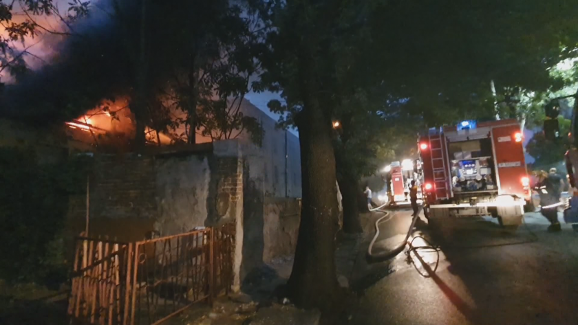 Пожар горя в бивш тютюнев склад в Хасково