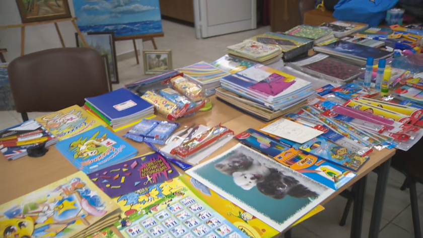 От деца за деца: Ученици от София изпращат учебни пособия на връстници от Северозапада