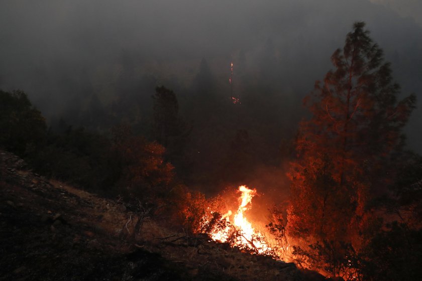 бурни ветрове усложняват борбата горските пожари калифорния