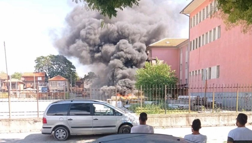 строителни материали горяха двора пловдивско училище опасност сградата снимки