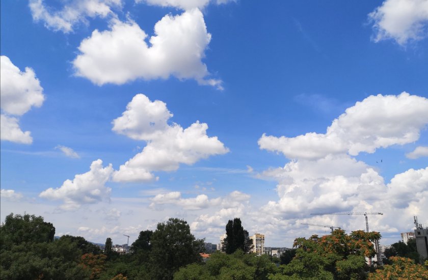Ветровито и хладно бе времето днес. Между 16 и 25