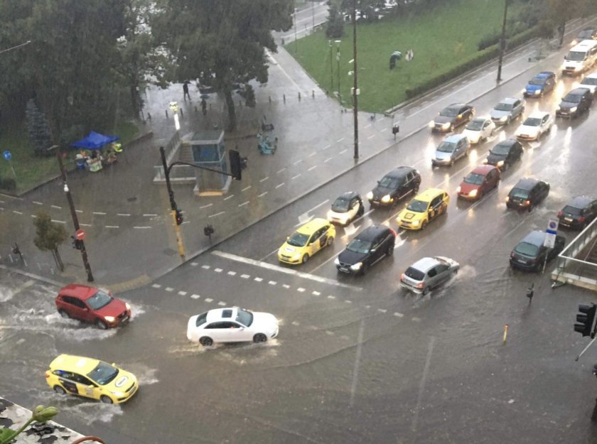 Проливен дъжд и градушка в центъра на София (ВИДЕО)
