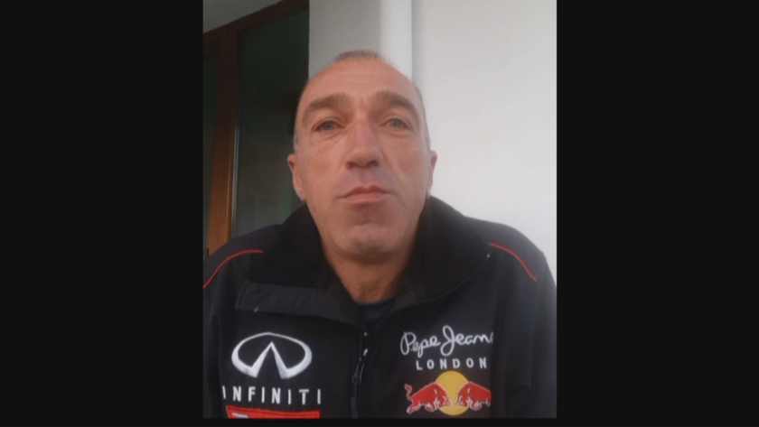 Видео с мъж, който разхожда кучето си в зоната на