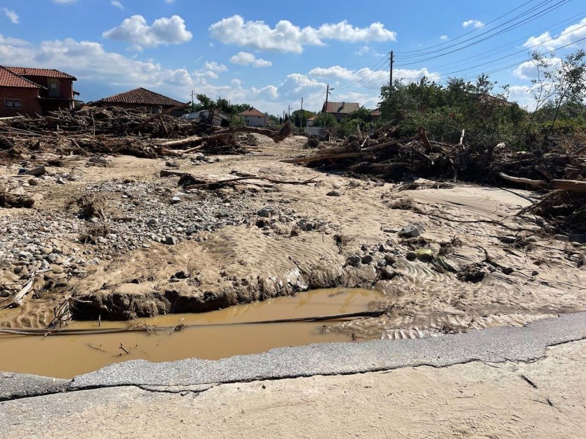 помощ международния червен кръст 400 семейства наводнените карловски села