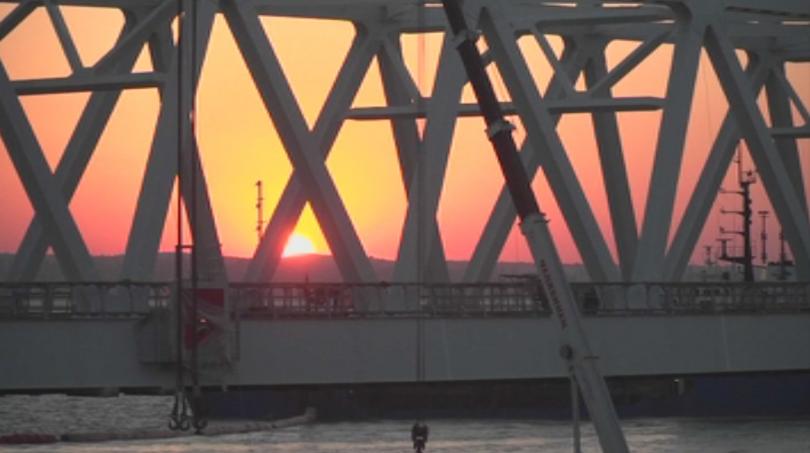 Цистерна с гориво се е запалила на Кримския мост, съобщи