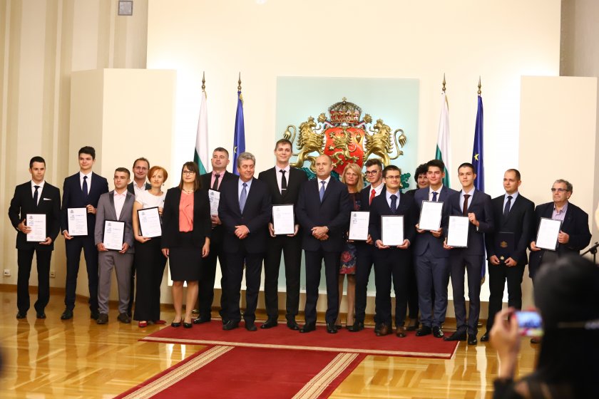 Президентът Радев връчи наградите "Джон Атанасов" на млади учени (СНИМКИ)
