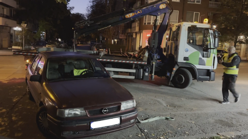 Акция по отстраняването на паркирани автомобили по спирки в столицата