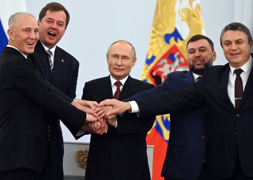 Путин и проруските лидери на Донецк, Луганск, Запорожие и Херсон подписаха присъединяването към Русия
