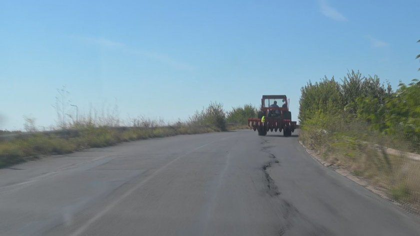 Жителите на селата край Гълъбово всеки ден минават по път,