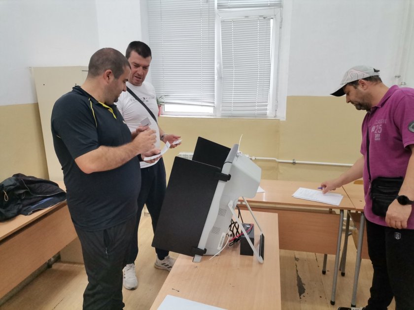 В Деня за размисъл: Инсталират машините за гласуване по секциите