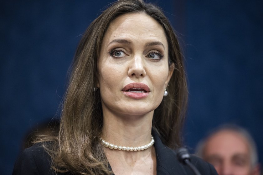 Анджелина Джоли поднови едно обвинение срещу Брад Пит. Тя посочва,