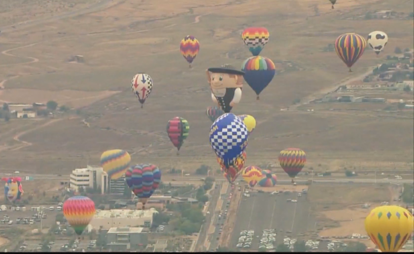 Високо във въздуха: Балонена фиеста започна в американския щат Ню Мексико