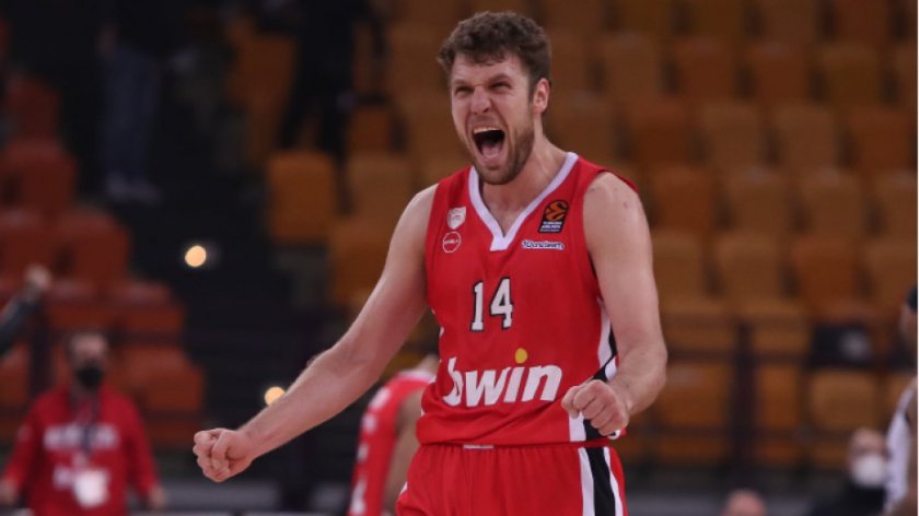 Българският баскетболист Александър Везенков и неговия клубен тим Олимпиакос започнаха