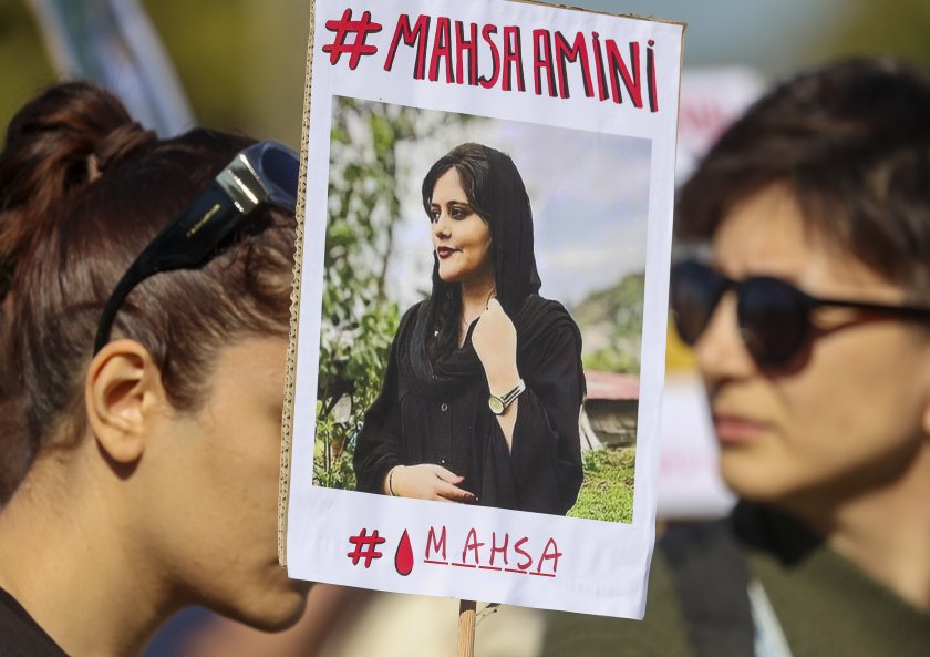 Френски кинозвезди застанаха символично до иранските жени, които протестират след