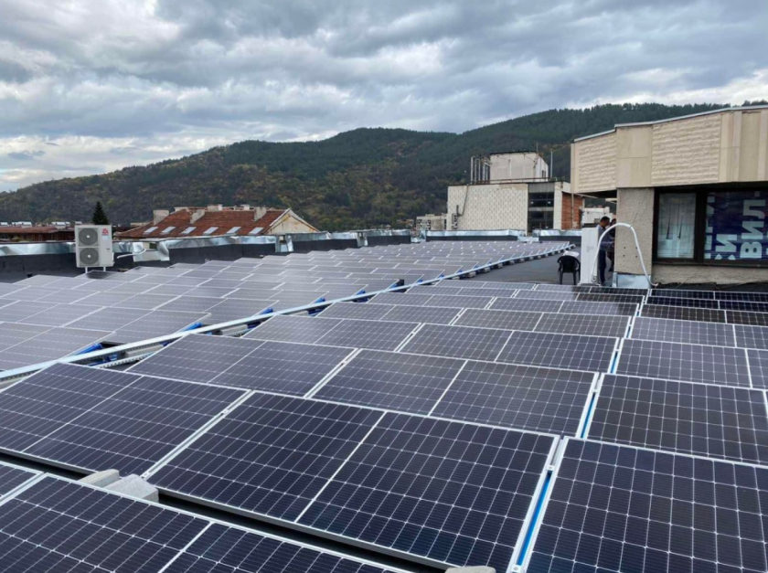 Фотоволтаична централа е изградена на покрива на търговски център в Дупница