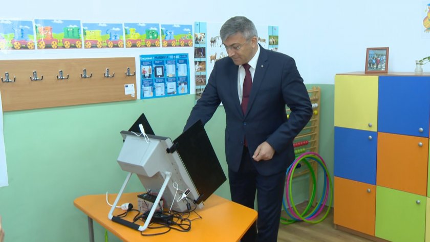 Лидерът на ДПС Мустафа Карадайъ гласува за народни представители в