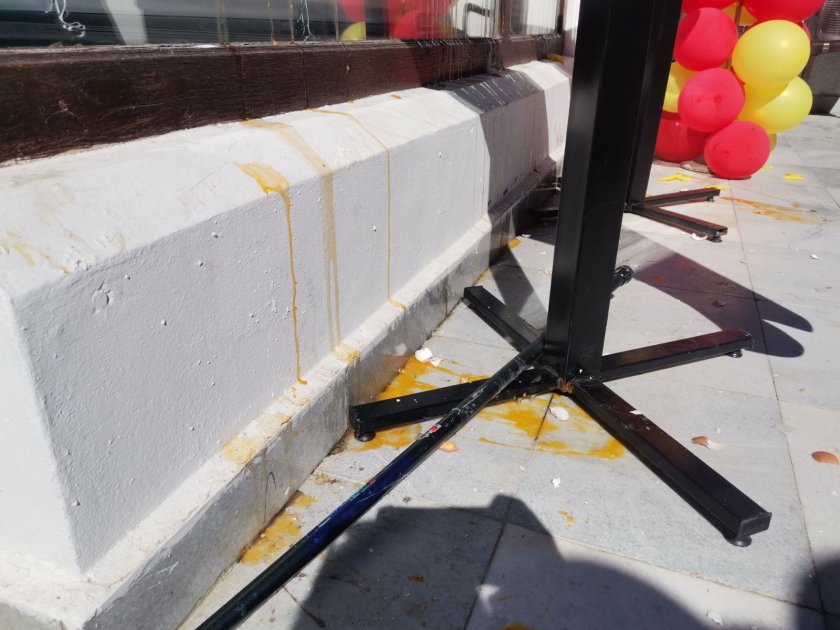 Яйца полетяха към българския културен клуб в Охрид, малко преди