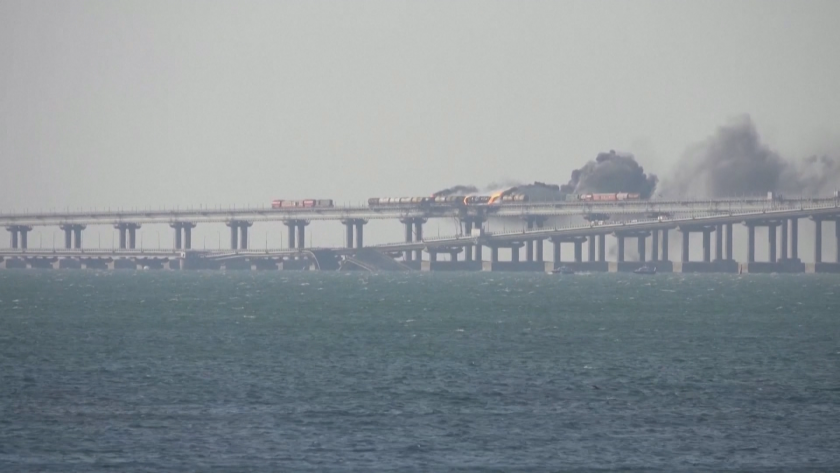 Експлозия, пожар и частично срутване на Кримския мост. Русия обвини