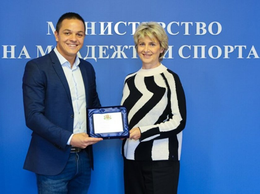 министърът спорта весела лечева награди плувеца цанко цанков