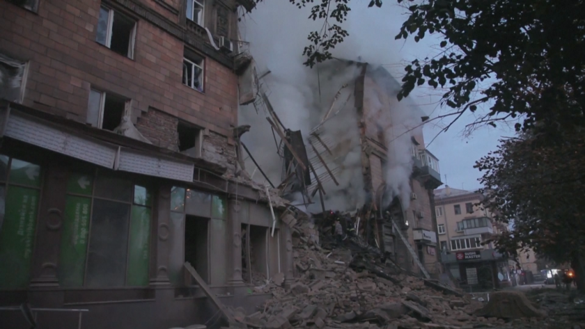 руски ракетен обстрел запорожие годишно момиченце извадено развалините