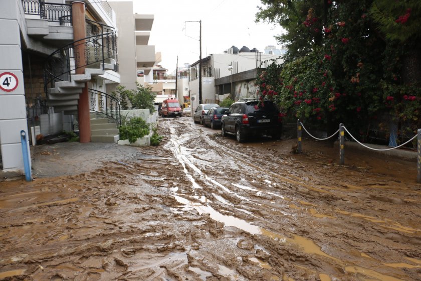 Невиждани наводнения в Крит: Един човек е загинал, двама се издирват