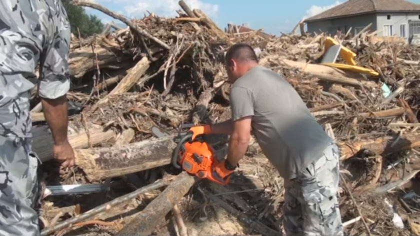 разруха богдан слатина водната стихия десетки военни доброволци помагат пострадалите
