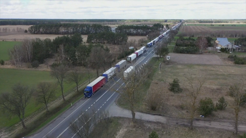 Русия забранява транзита на товарни камиони от неприятелски държави, което