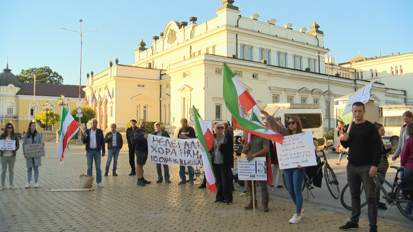 Протест в София заради смъртта на иранката Махса Амини. Вълна