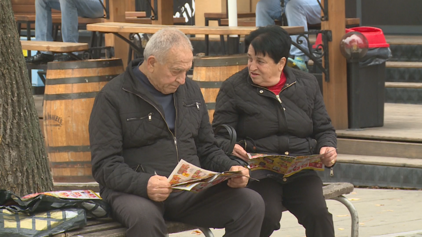 Все повече български пенсионери работят, отчитат от Националния статистически институт.