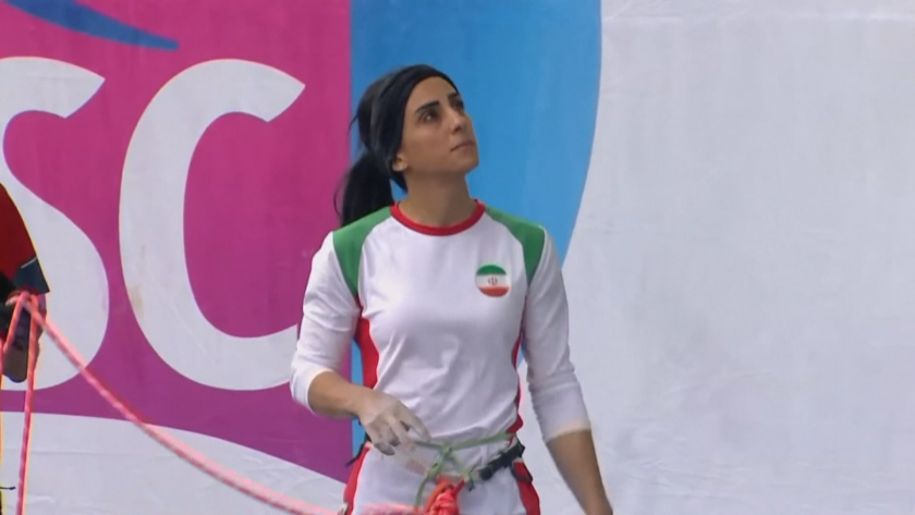 Близките на иранска атлетка не могат да се свържат с