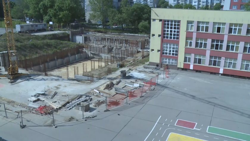Спряха строежа на плувен басейн в училищен двор в Русе