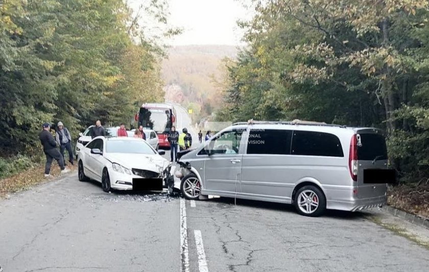 Челна катастрофа между лек автомобил и микробус затвори пътя Бургас-