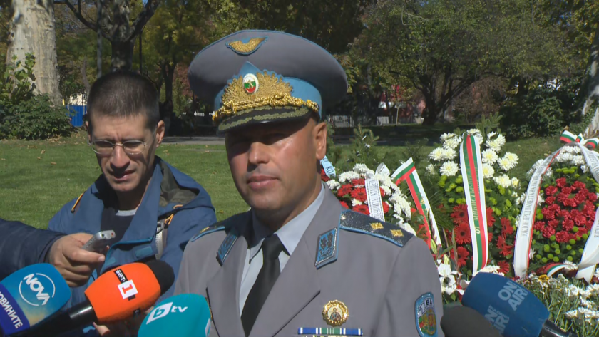 Пред паметната плоча на загиналите парашутисти държавният глава и върховен