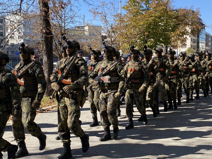 отбелязваме празника военния парашутист българската армия
