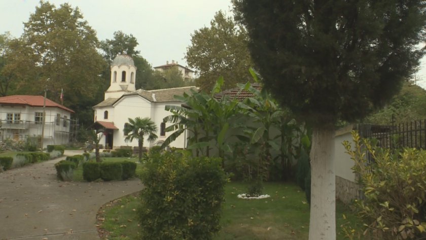 Свещеник превърна двора на храма си в райска градина. В