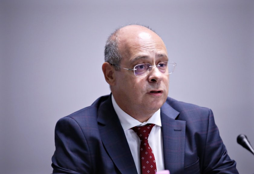 В Министерския съвет се състои брифинг. Пред журналисти говори Лазар