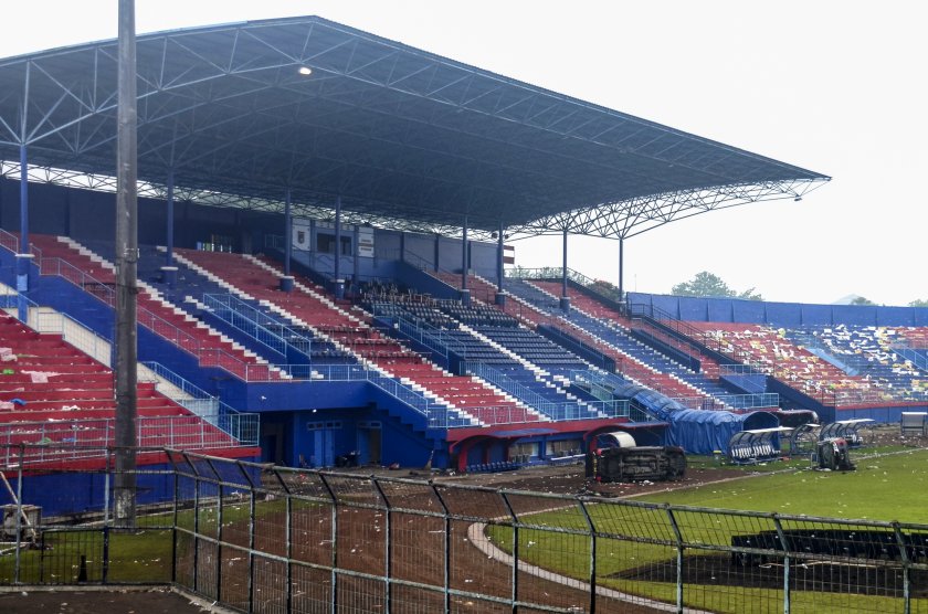индонезия разрушава футболния стадион разрази трагедията маланг
