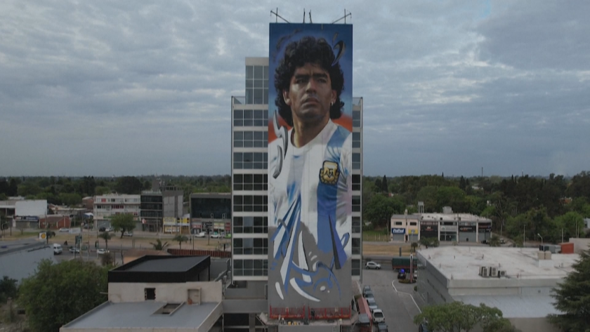 Аржентински артист рисува най-високото в света изображение на футболната легенда