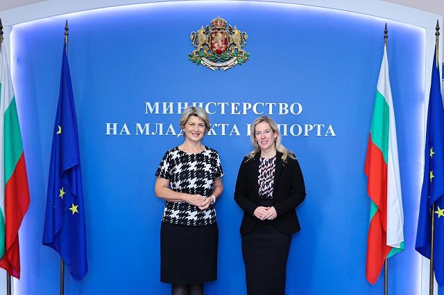 Министърът на младежта и спорта Весела Лечева и заместник-министър Петър