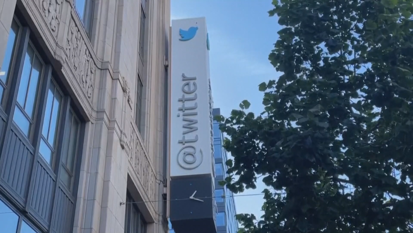 Туитър уволнява около 50 процента от служителите си по света.