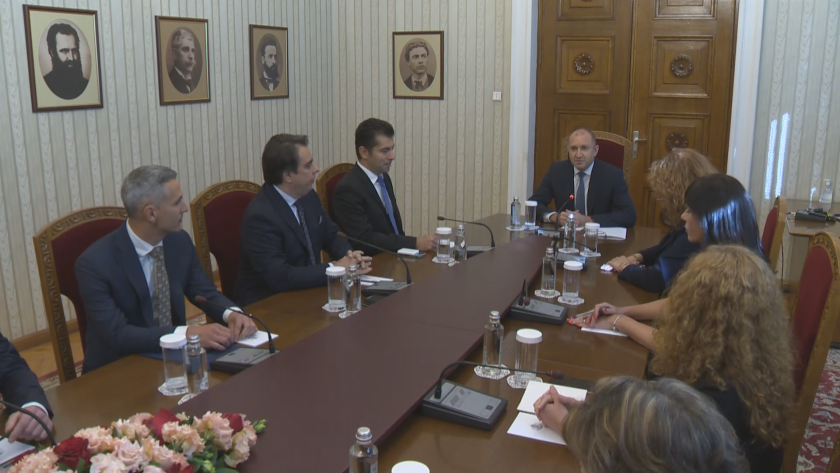 Държавният глава Румен Радев провежда консултации с представители на ПГ