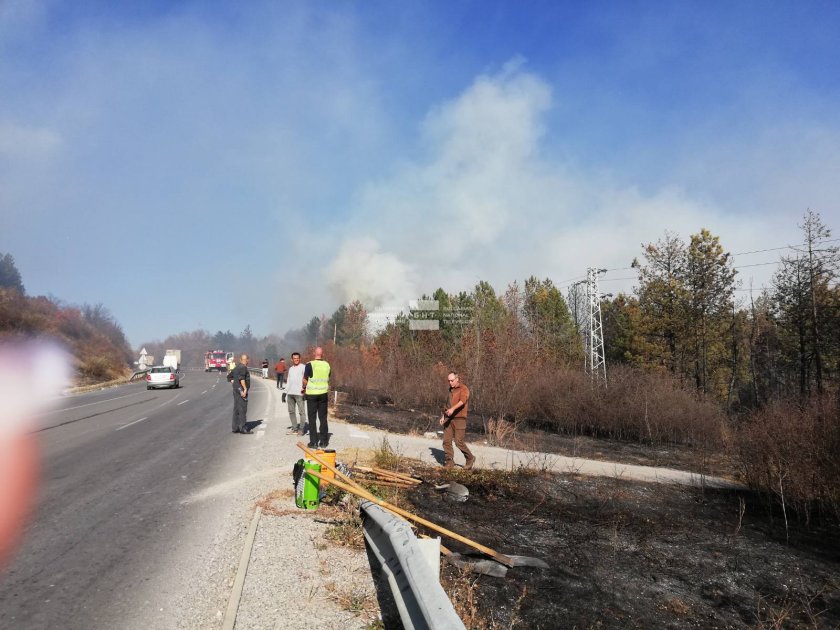 Пожар на широка площ гори край Шумен. Задимен и затворен